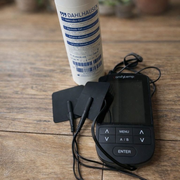 TENS Gerät auf Holztisch